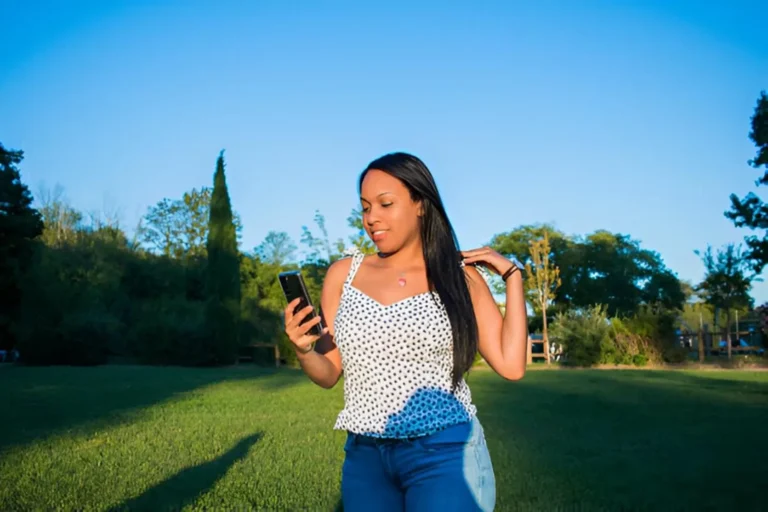 Streetwear Meets Sleek Trendy Straight Hair Extension Looks for Everyday Fashion